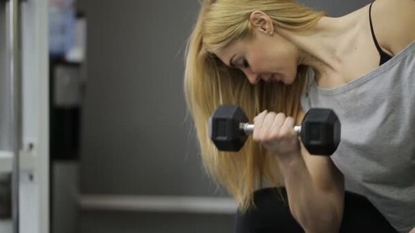Neskak dumbbell ariketa bat egiten du
